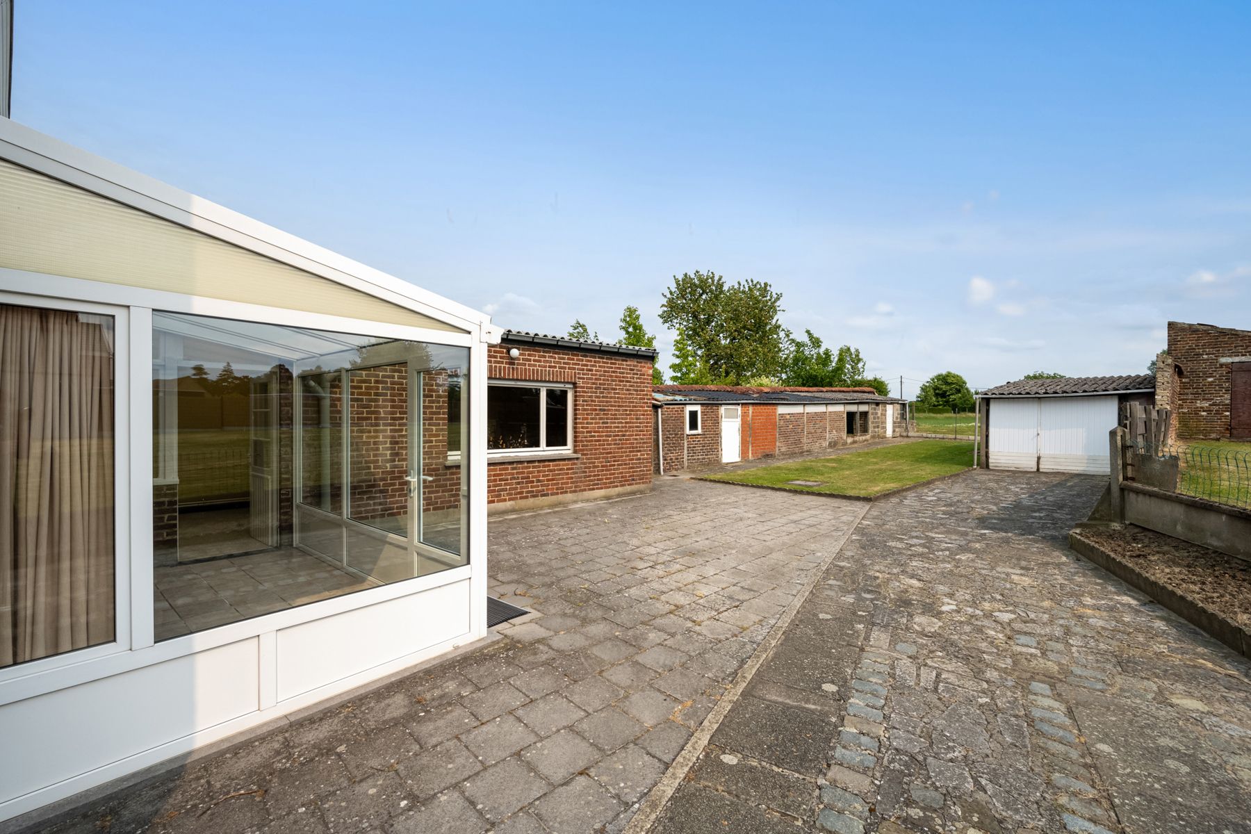 Grote, halfopen woning met grote weide foto 23