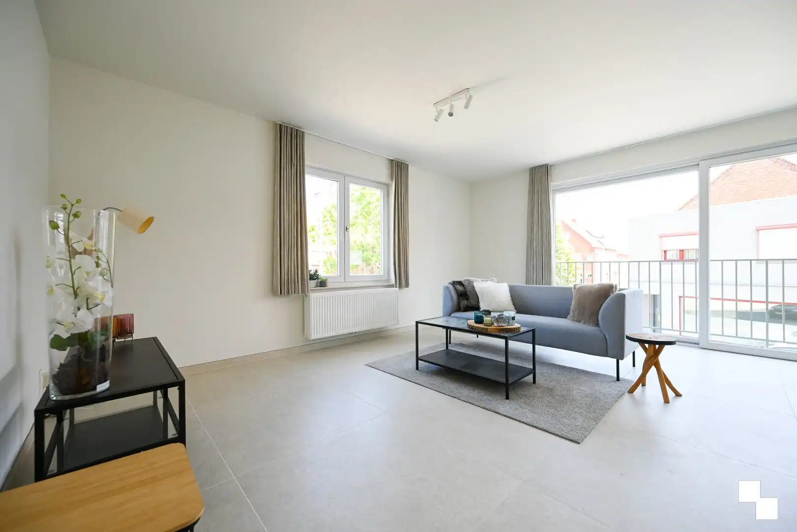 Lichtrijk, compleet gerenoveerd hoekappartement & volledig instapklaar te Izegem, Emelgem. foto 4