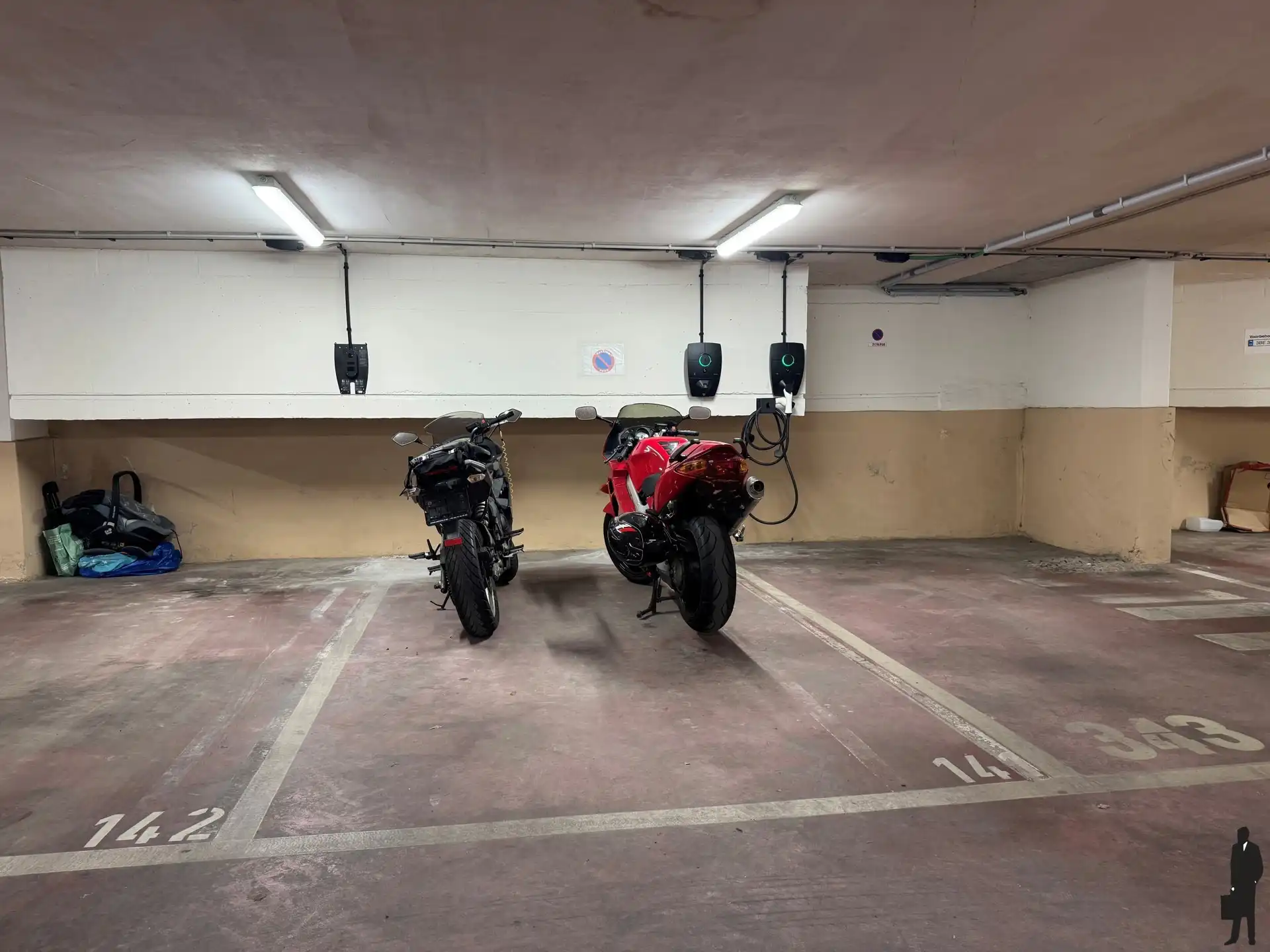 Autostaanplaats met laadpaal in ondergrondse garage op goede locatie! foto 2