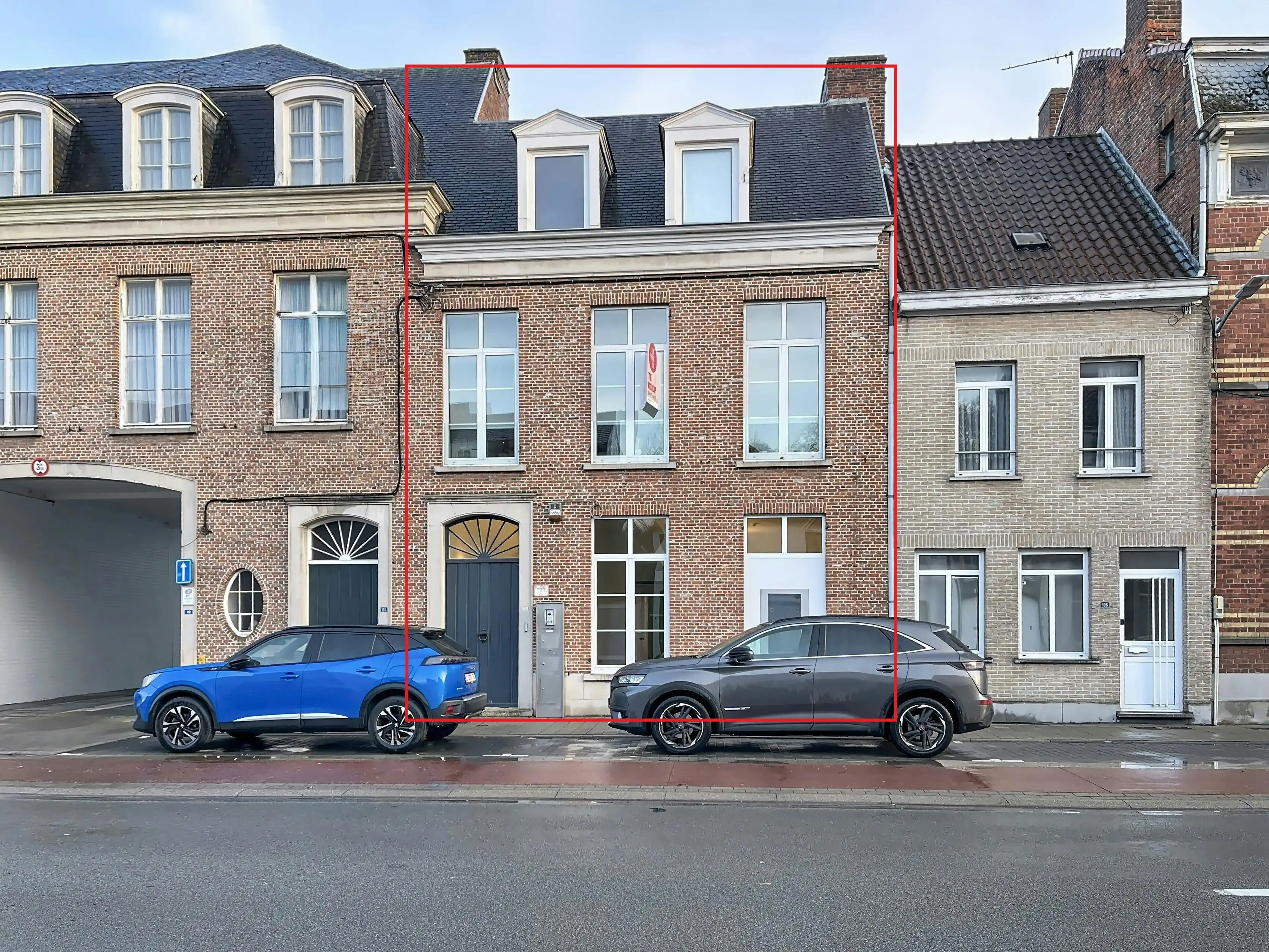 Instapklaar handelspand met woonst te koop op de Boelare in Eeklo foto {{pictureIndex}}