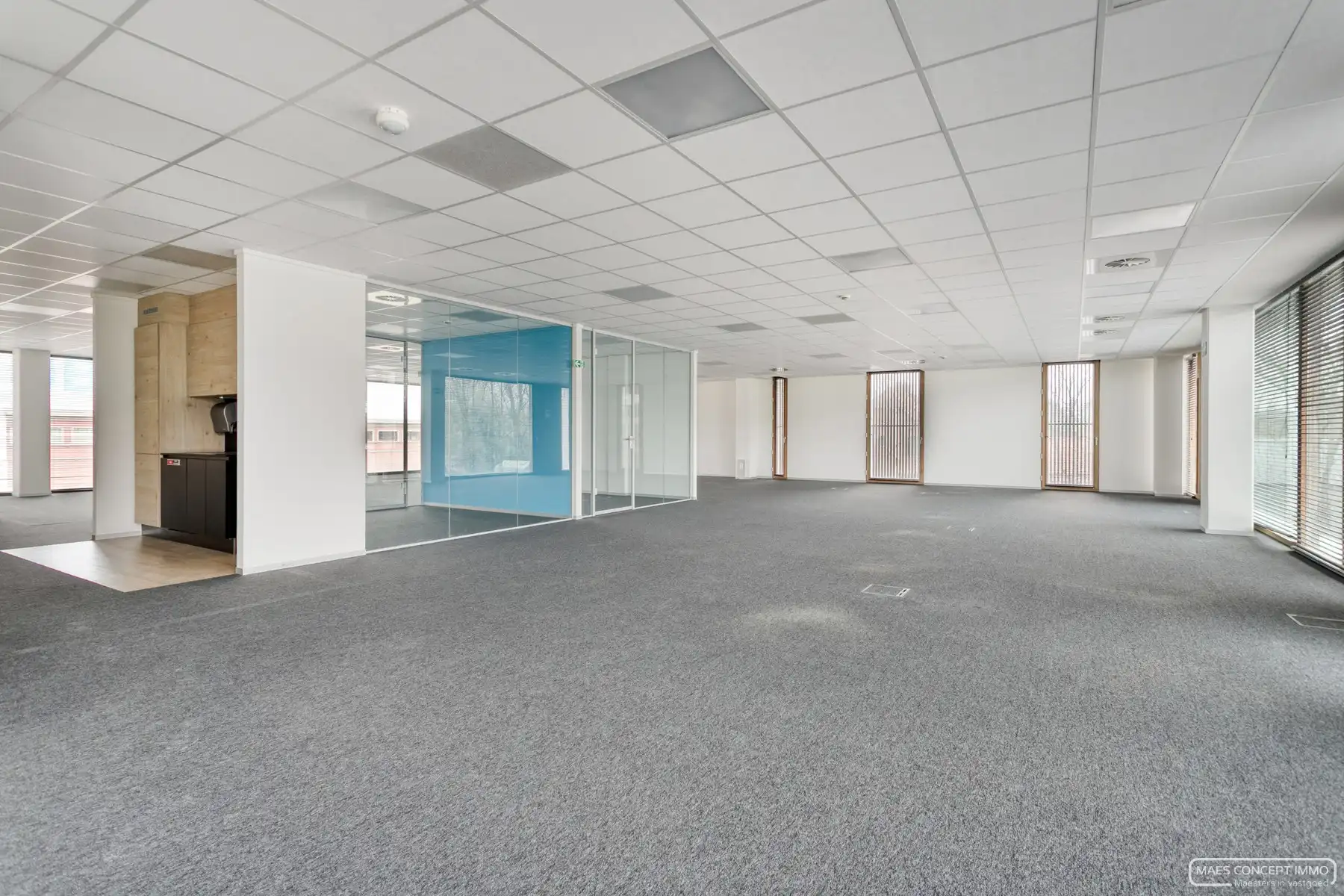 Kantoorruimte te koop vlakbij bij E17 te Zwevegem foto 2