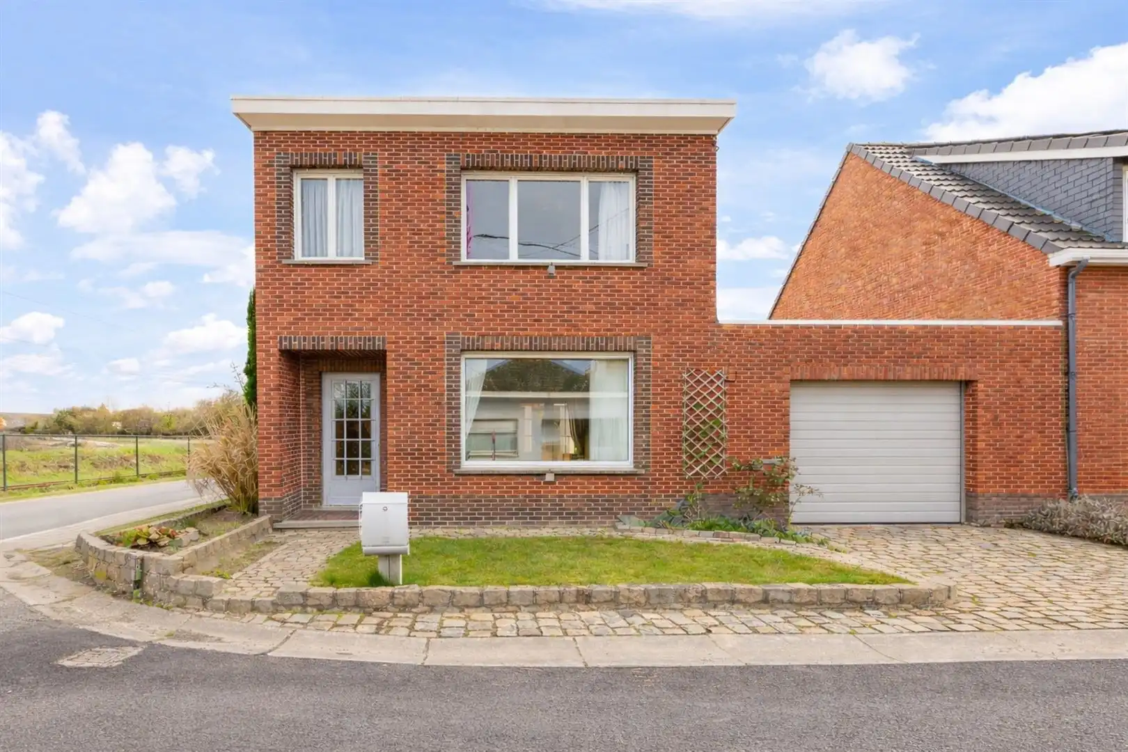 Woning met karakter en eindeloos potentieel foto {{pictureIndex}}