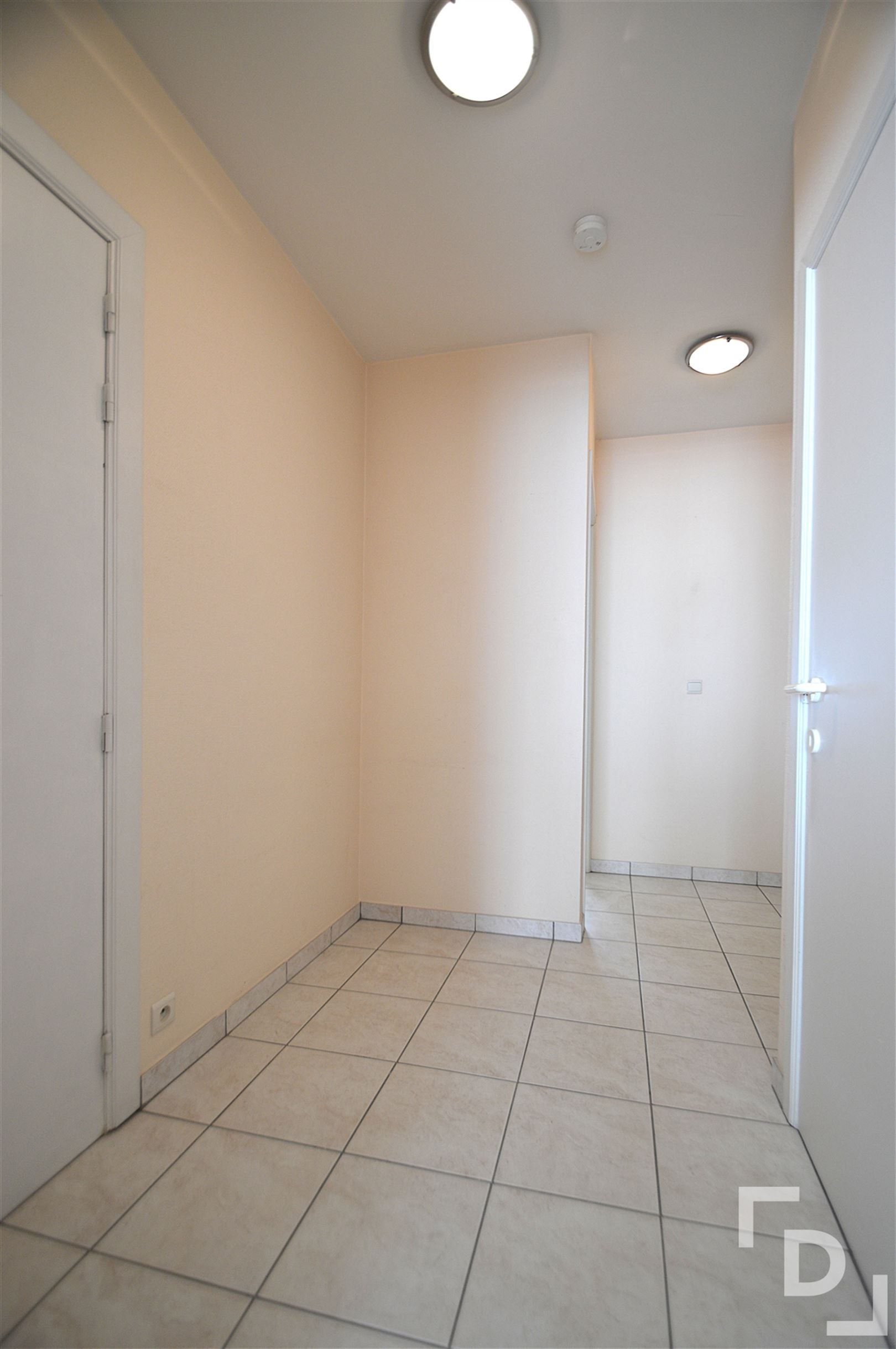 Appartement te huur op centrale locatie te Ieper. foto 12
