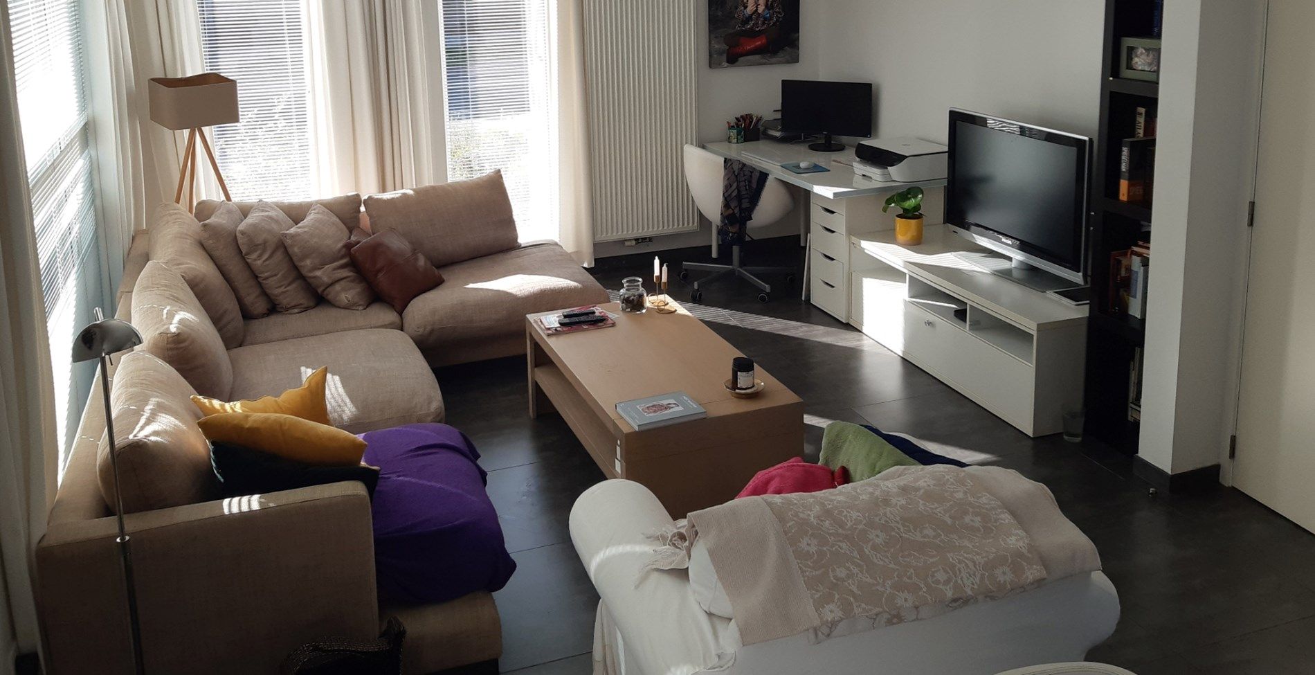 Rustig wonen (half open met garage). foto 3