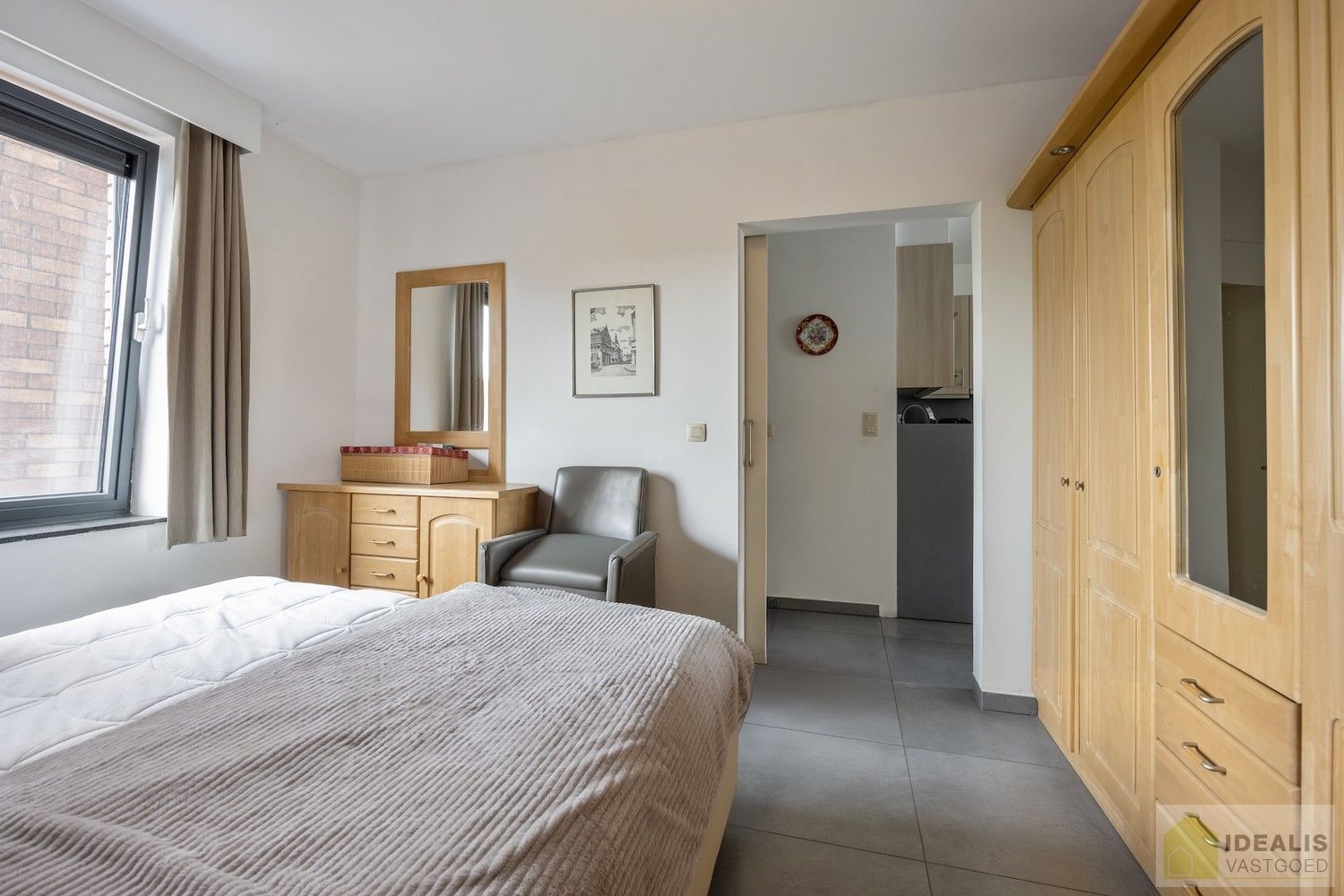 IDEALIS VASTGOED – HOOGWAARDIG AFGEWERKTE ASSISTENTIE-APPARTEMENT IN RESIDENTIE NUMA OP EEN TOPLOCATIE. Gelegen op de 2de verdieping met een bewoonbare oppervlakte van ca. 60m² biedt dit knappe assistentie-appartement een aangename leefruimte met aansluitend een zonnig overdekt terras, uitgeruste keuken en een ruime slaapkamer met veel lichtinval! Daarnaast kan er gebruik gemaakt worden van de talrijke gemeenschappelijke ruimtes en kan men aangenaam vertoeven in de prachtige gemeenschappelijke tuin, een oase van rust! foto 9