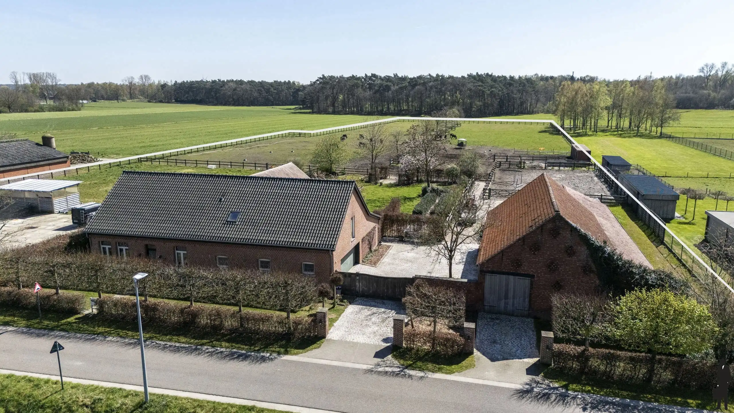 Uitzonderlijk gelegen paardeneigendom op ca. 2 hectare foto 3