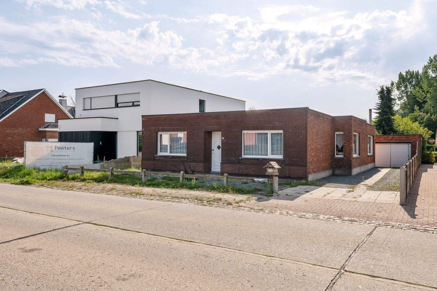 Hoofdfoto van de publicatie: Te renoveren laagbouwwoning op ruim perceel van 1.125 m² – een buitenkans voor wie wil verbouwen!