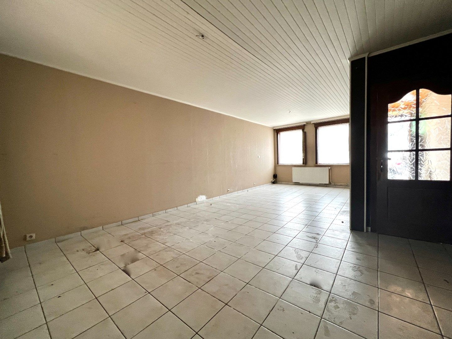Te renoveren rijwoning met garage en tuin gelegen te Heule. foto 2