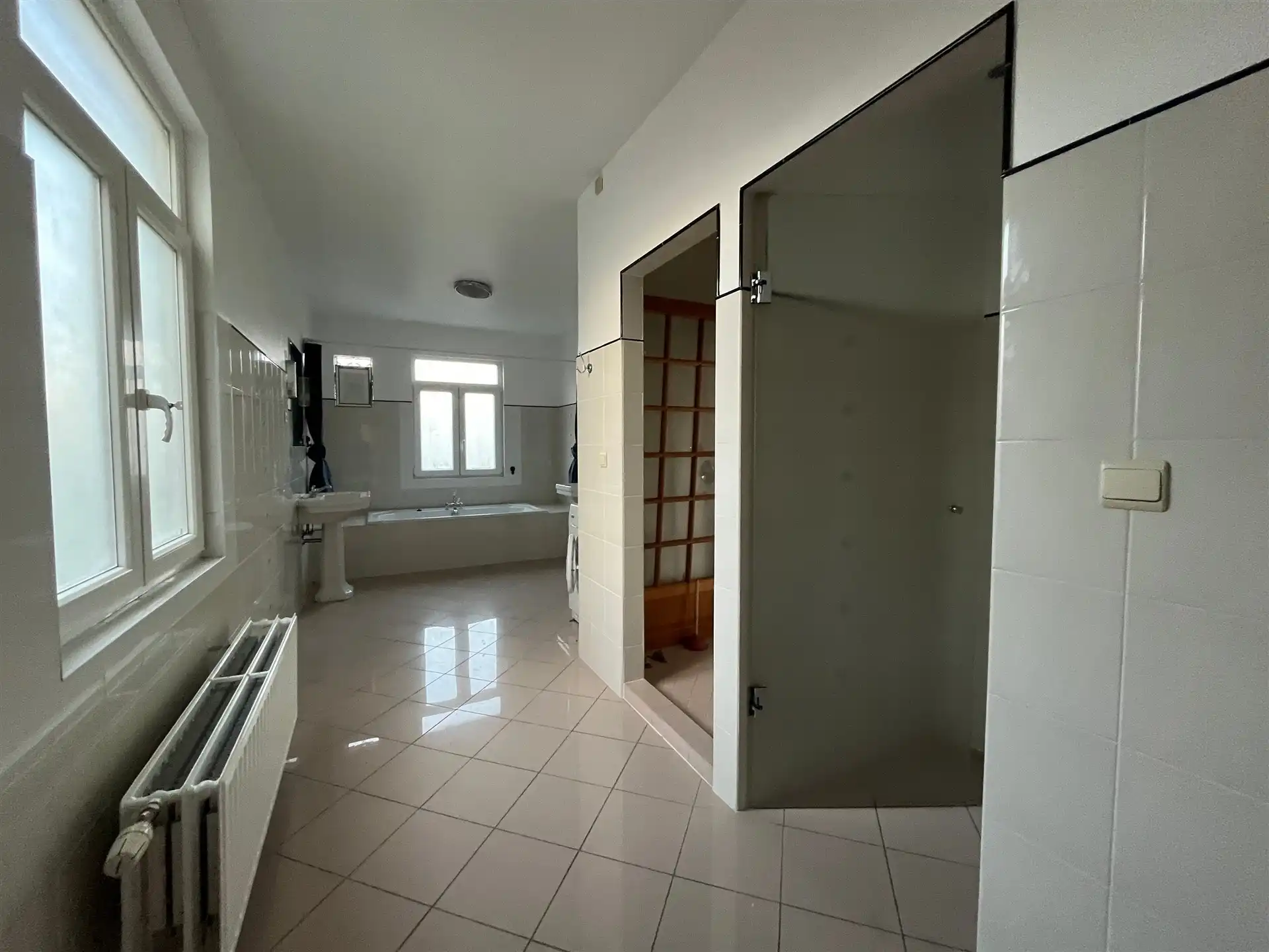 Appartementsgebouw met parking en zeer grote tuin! foto 12