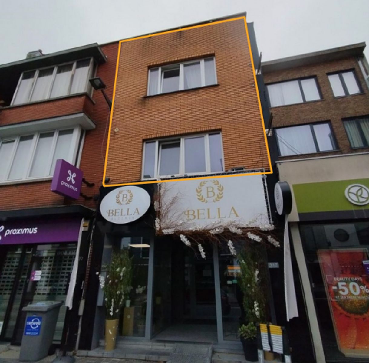 Te koop In hartje Brasschaat handelspand + duplex foto {{pictureIndex}}