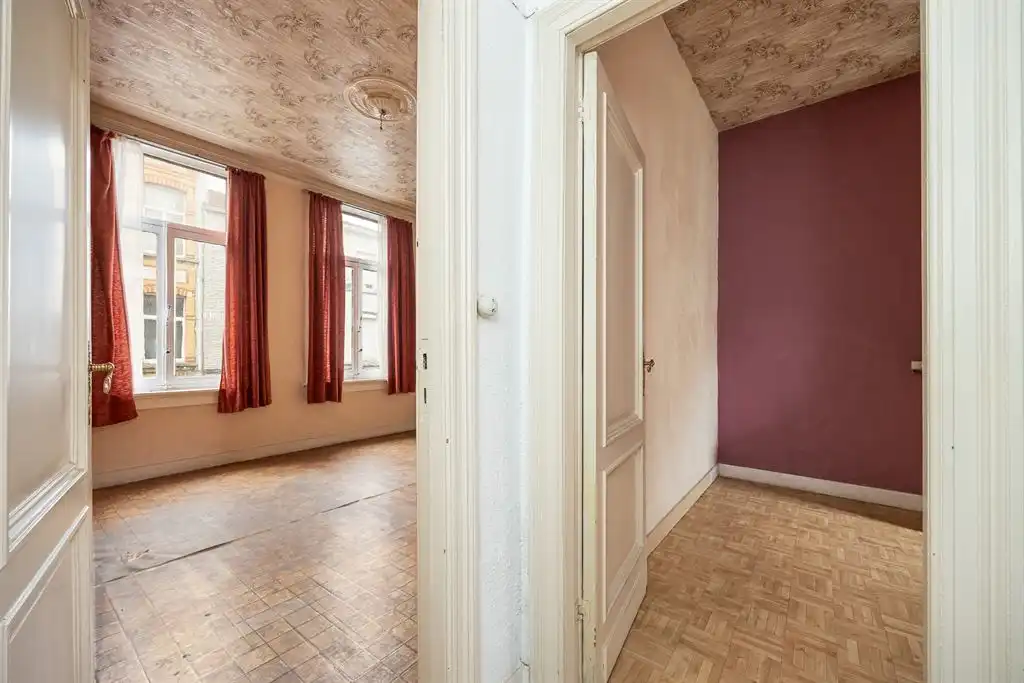 Te renoveren woning met authentieke elementen foto 17