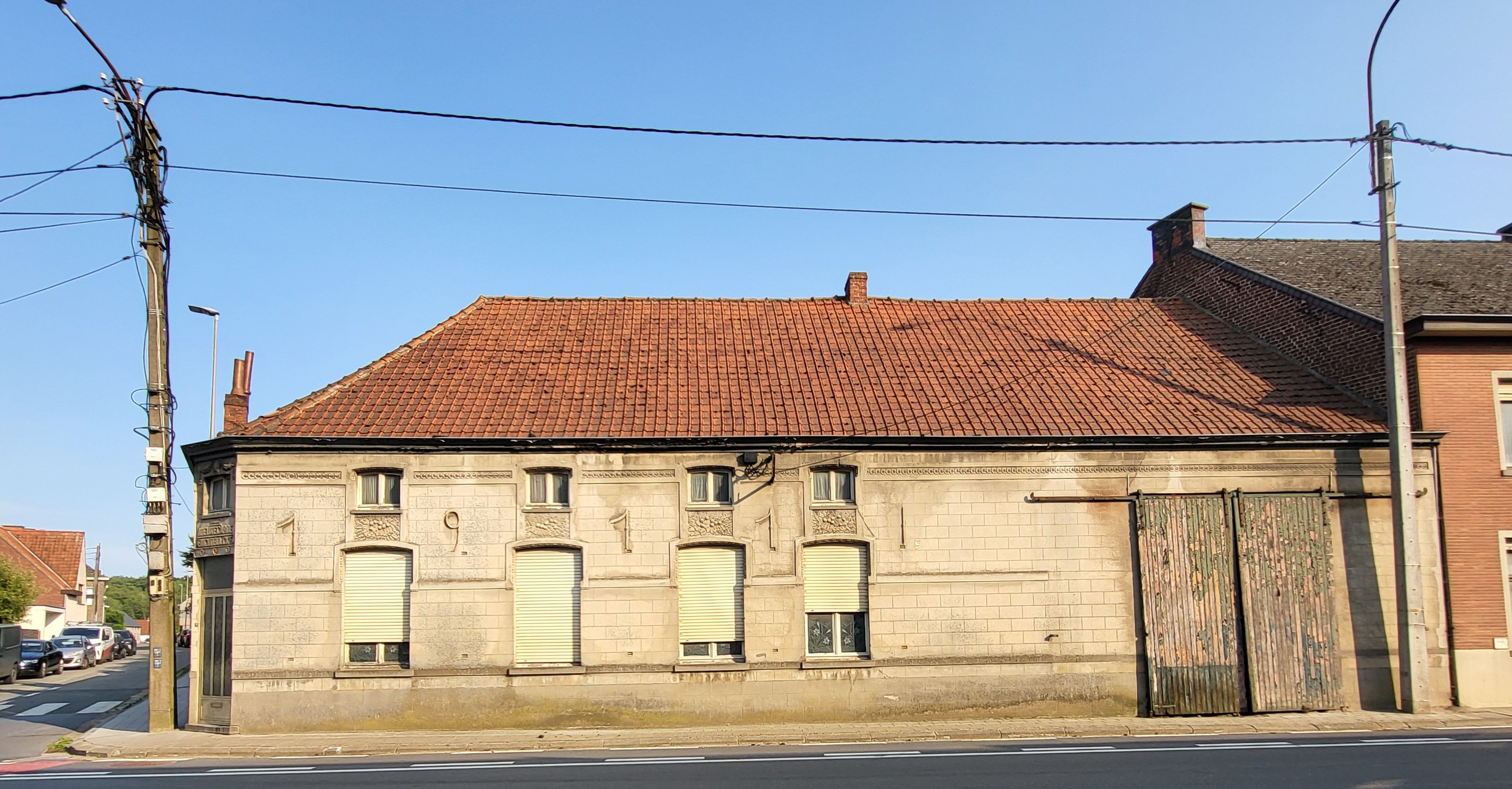 Prachtig te renoveren burgerwoning op 318m² met ruime garage en stalling. foto 3
