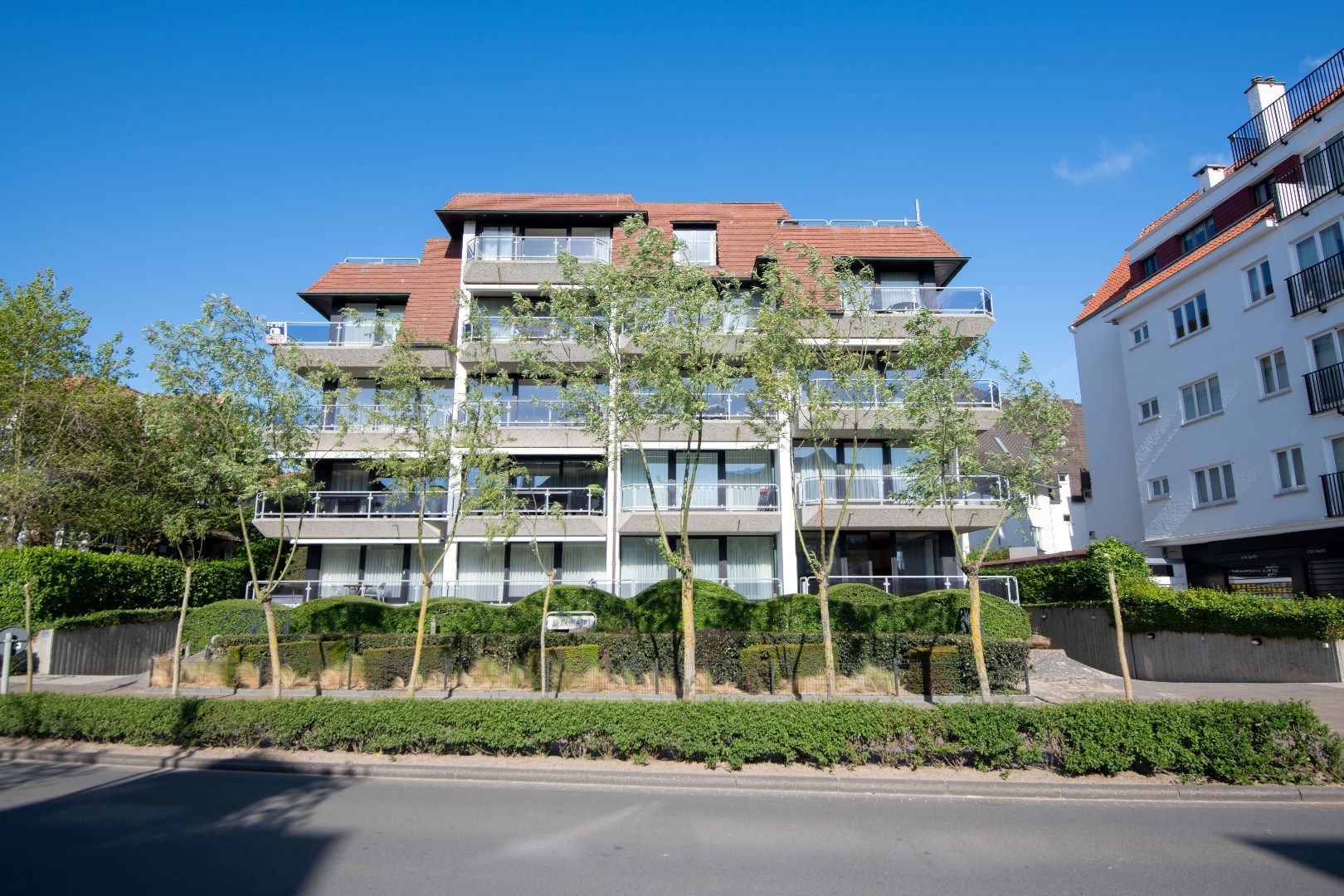 Ongemeubeld hoekappartement (inclusief garagebox) met veel licht en mooie terrassen vlakbij het Albertplein in het Zoute.  foto {{pictureIndex}}