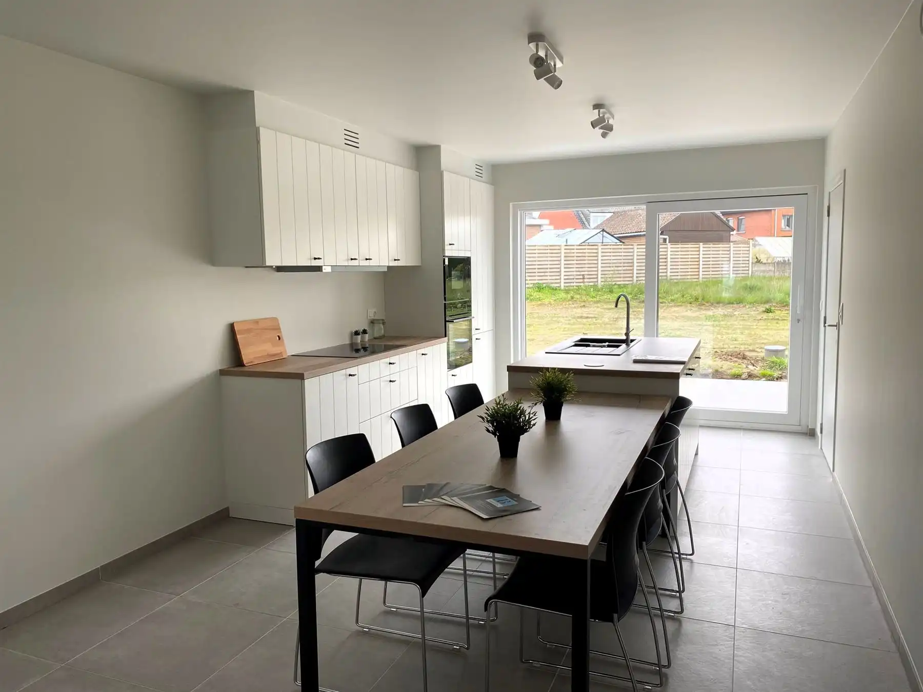 ruime halfopen bebouwing met drie slaapkamers foto 2