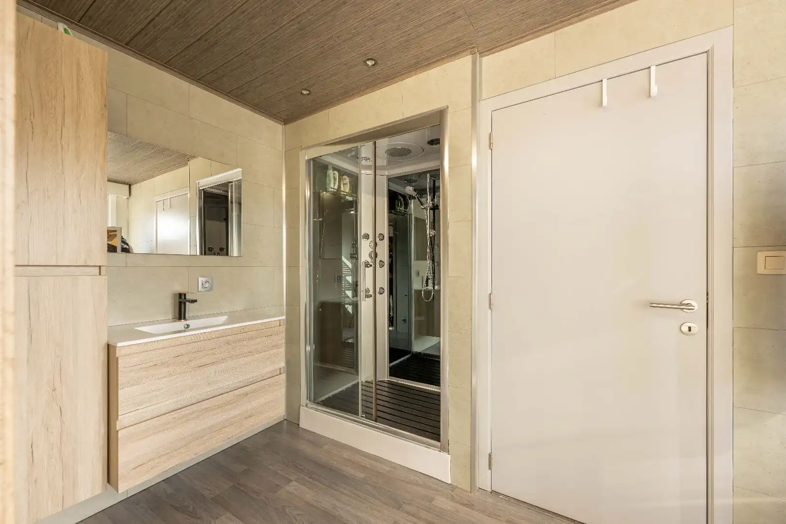 RUIME GEZINSWONING | 4 SLPKS | 2 BADKS | DUBBELE GARAGE & TOEGANG ACHTEROM  foto 14