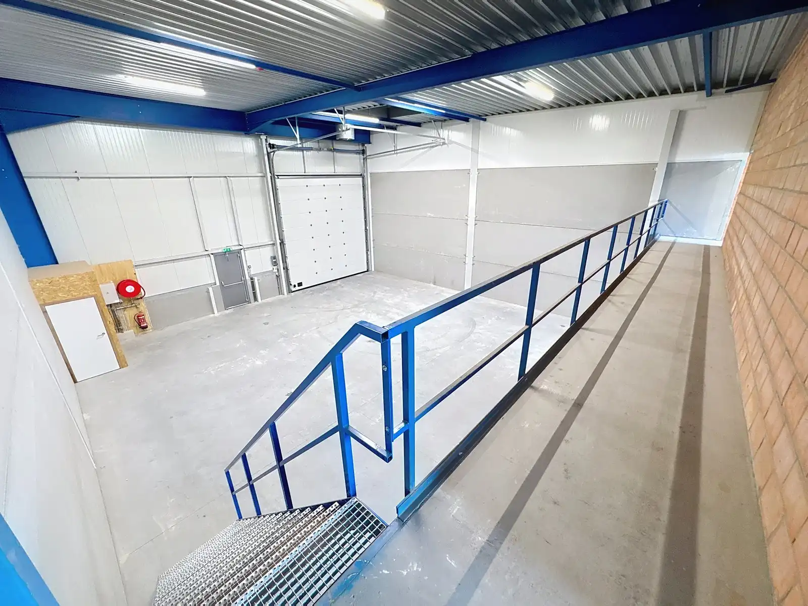 NB KMO-UNIT (231m²) met mezzanine (83m²) op verdieping, elektrische sectionaalpoort en sanitair blok te huur op industriezone "Herdersbrug" te 8000 Brugge foto 6