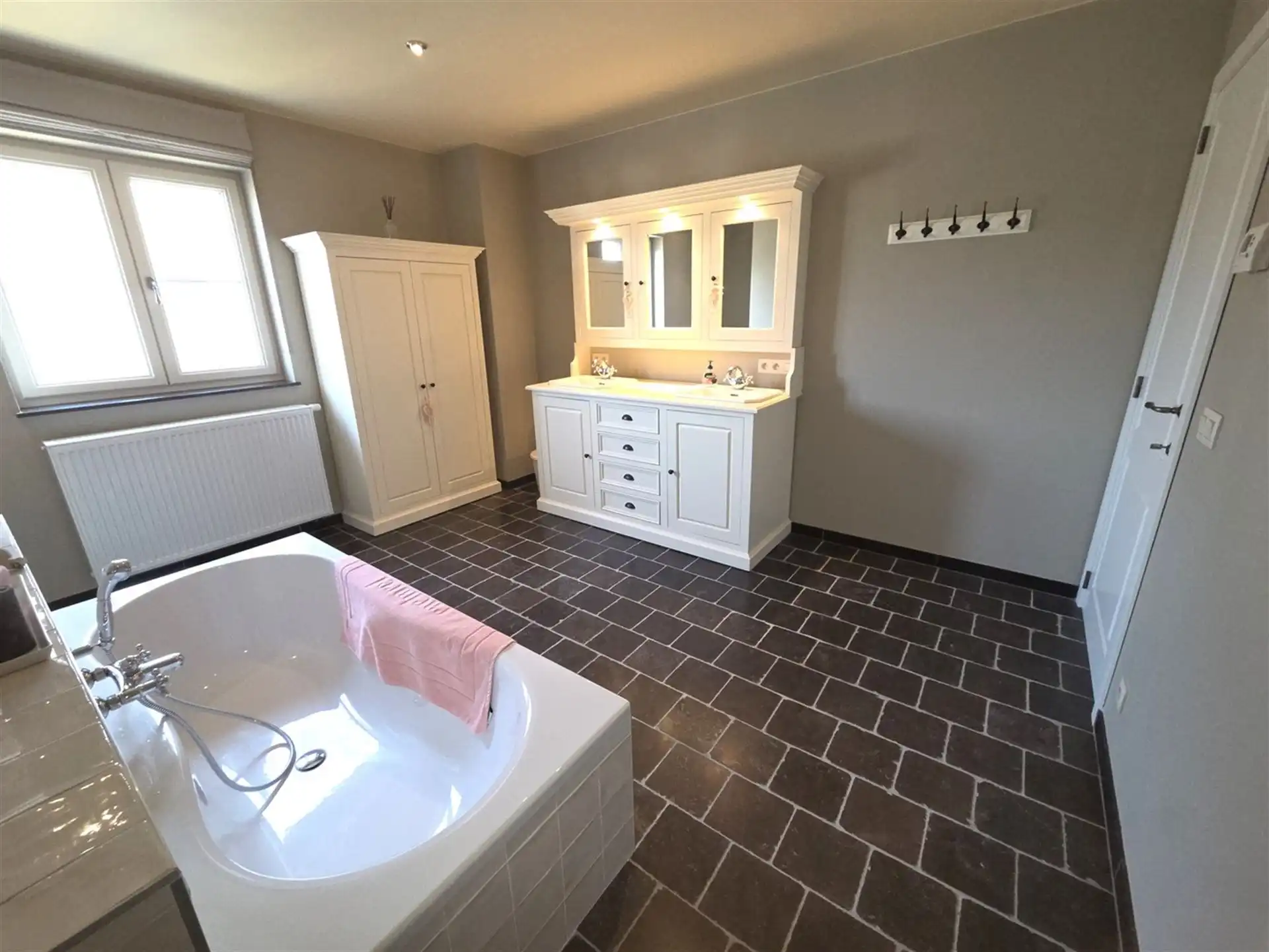 Prachtige villa woning, 5 slaapkamers, 2 badkamers in een zeer rustige straat gelegen foto 9