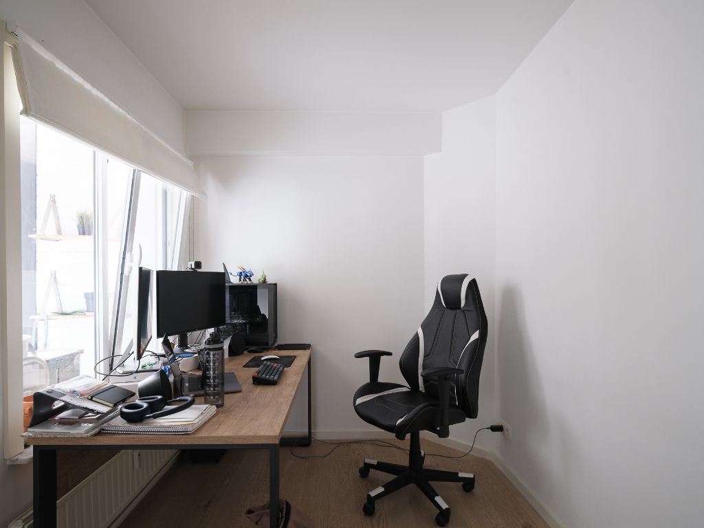 Instapklaar 3-slaapkamerappartement met uniek waterzicht en zonnig terras foto 12