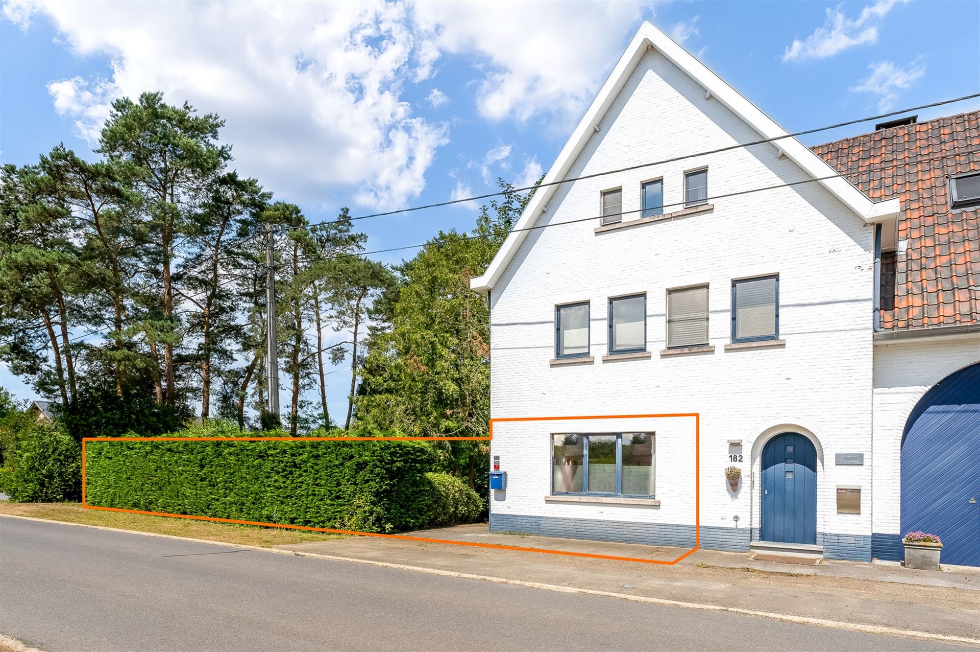 RUIM GELIJKVLOERS APPARTEMENT (130M²) MET 3 SLAAPKAMERS EN PRIVATIEF GEBRUIK VAN ZW GEORIËNTEERDE TUIN (7 ARE) TE KORSPEL foto 1