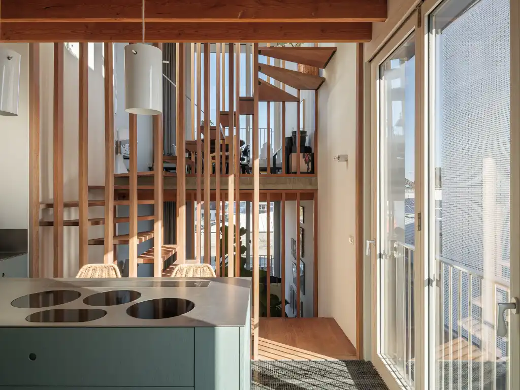 Architectuur, centrum Gent – Genereuze split-level woning met bijzondere ruimtelijkheden, dakterras, en achterliggende polyvalente praktijkruimte. foto 10