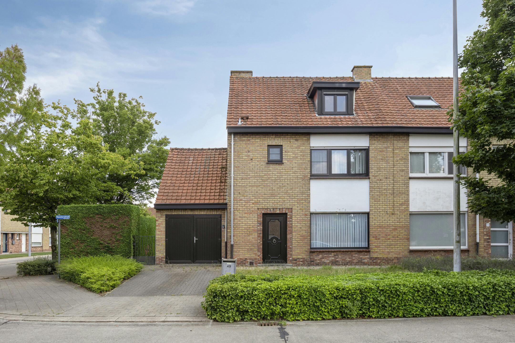 Ruime gezinswoning met tuin te koop in Roeselare foto 2