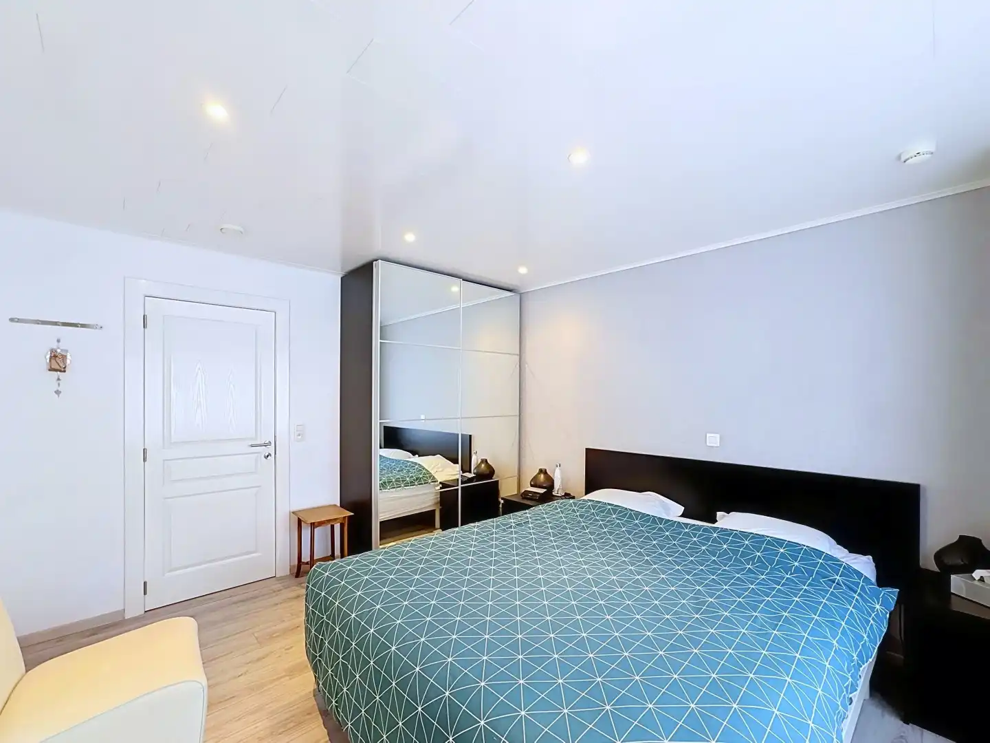 Ruime en centraal gelegen woning met dubbele garage foto 17