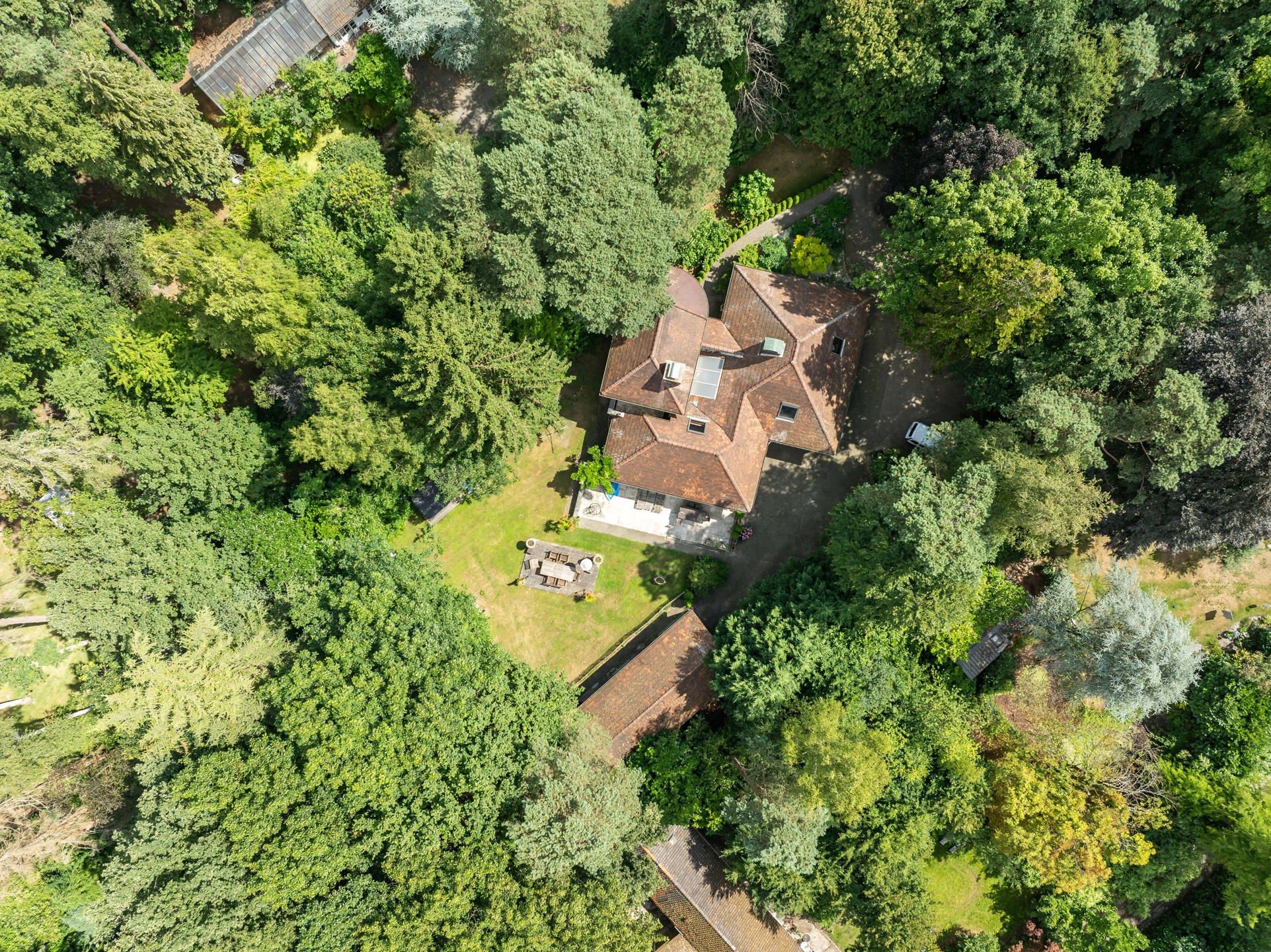 Woning met bijgebouw op groen domein van 3.905 m2 foto 6