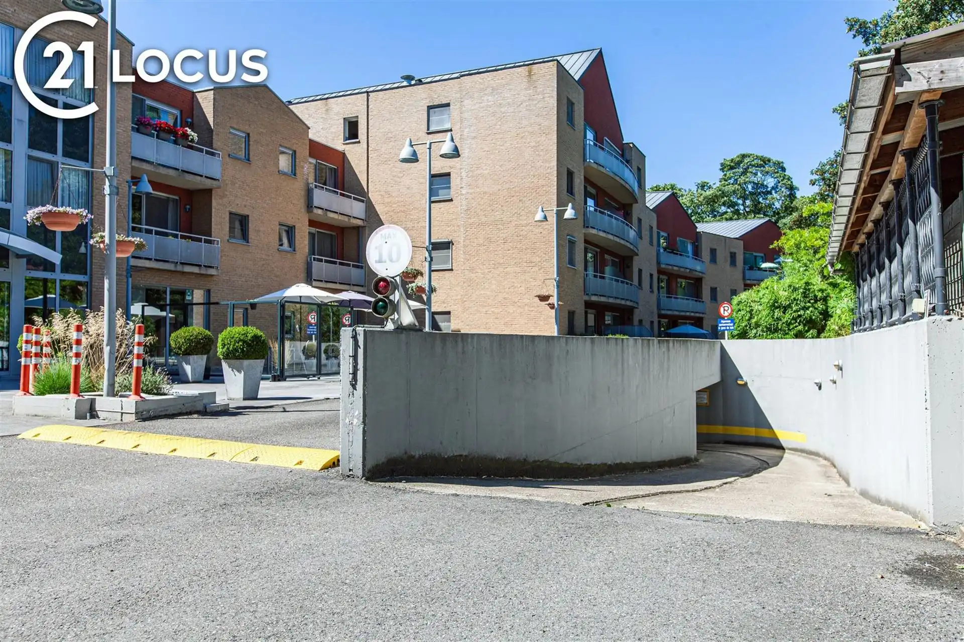 Staanplaats(en) Te Huur In Centrum Beveren! foto {{pictureIndex}}