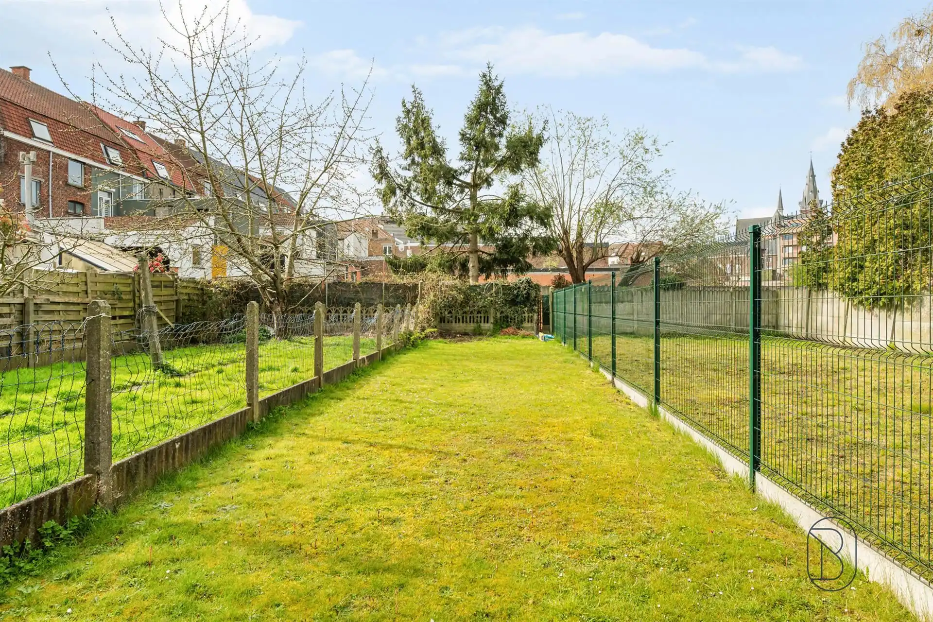 Centraal gelegen instapklare woning met 3 slpk & grote tuin foto 2