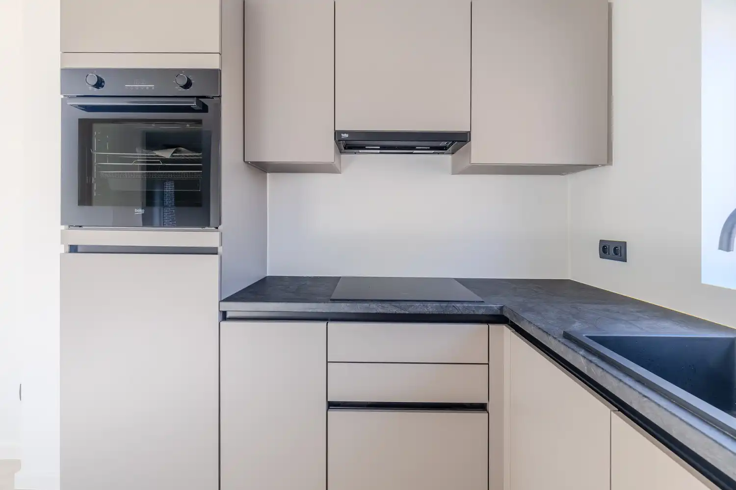 Volledig gerenoveerde huurwoning met drie slaapkamers en ruime tuin op toplocatie in Rekem foto 18