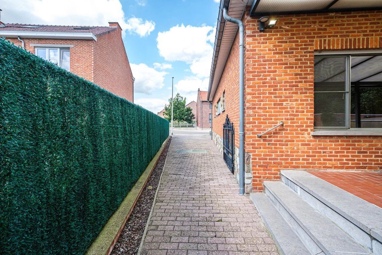 Ruime, op te knappen villa met handelsruimte foto 36