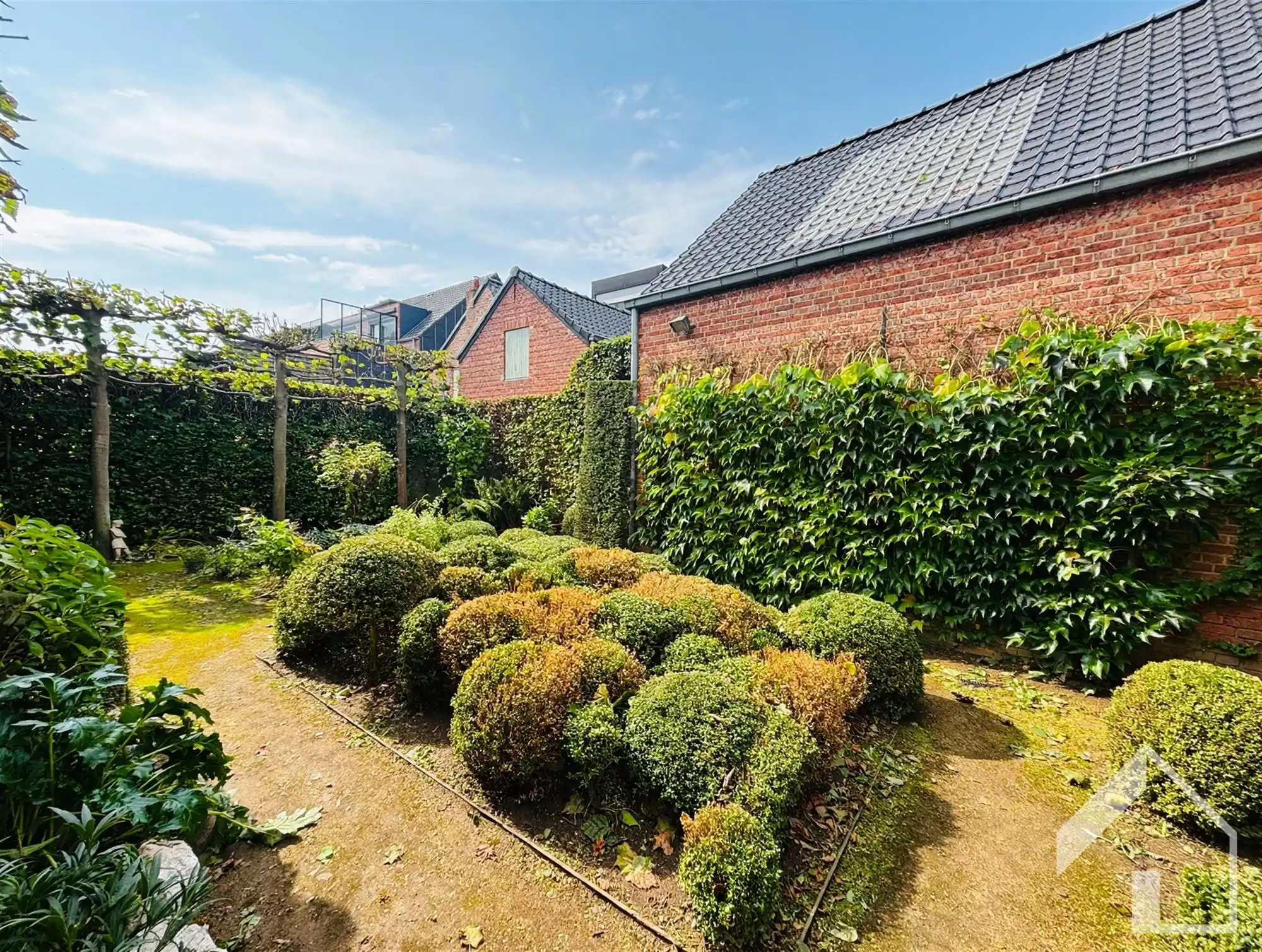 Hoekwoning met authentieke elementen en 4 garages foto 19