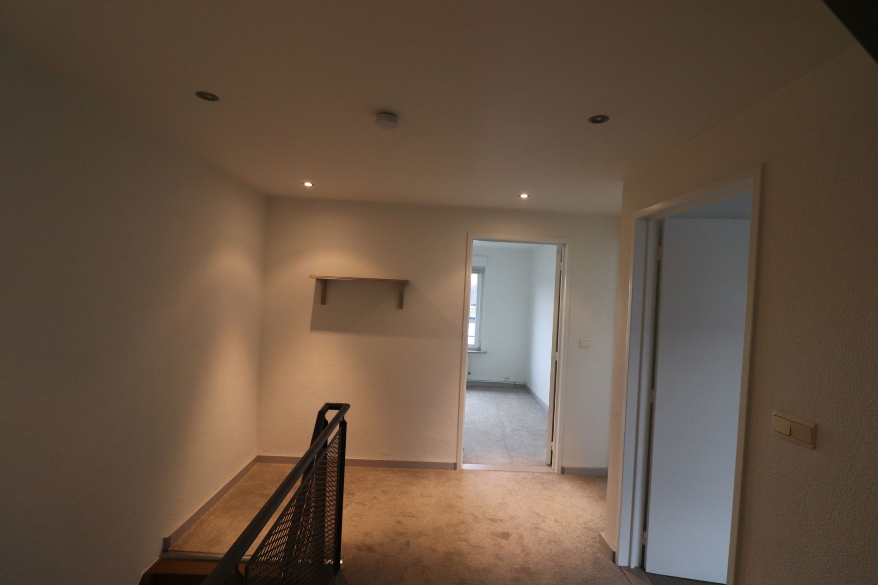 Een recent gerenoveerde woning met 3 slaapkamers, terras en garage. foto 12