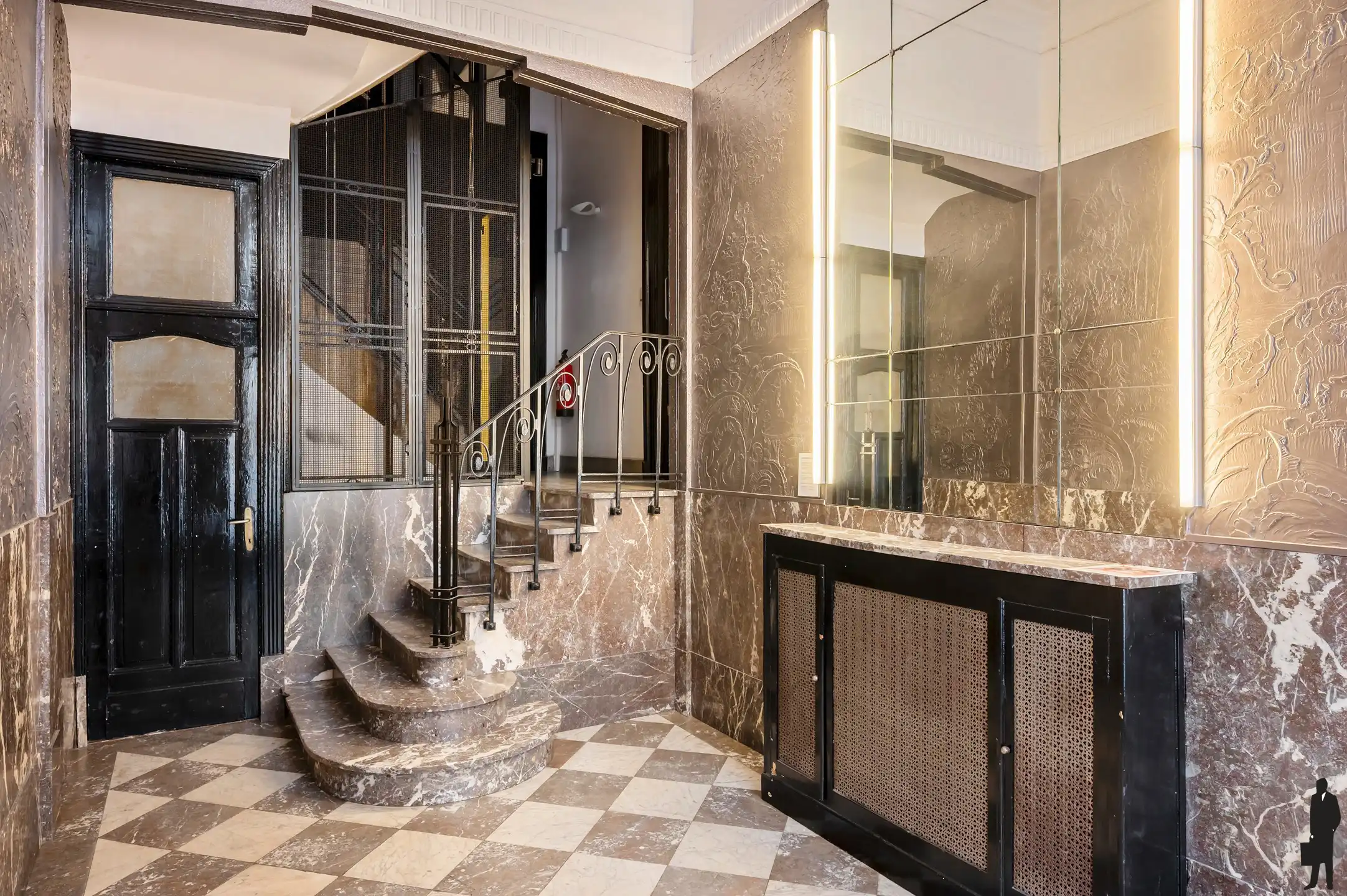 Authentiek appartement met hoge plafonds en terras foto 26