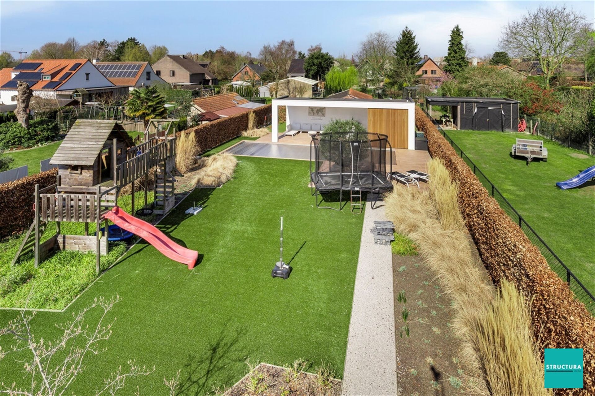 Prachtige moderne villa met zwembad en poolhouse foto 24