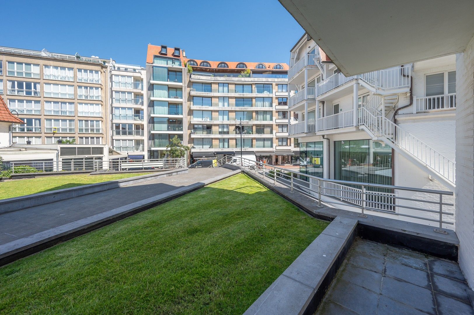 Ruim lichtrijk hoekappartement in het Zoute dichtbij de winkels, het strand en de zee. foto 2