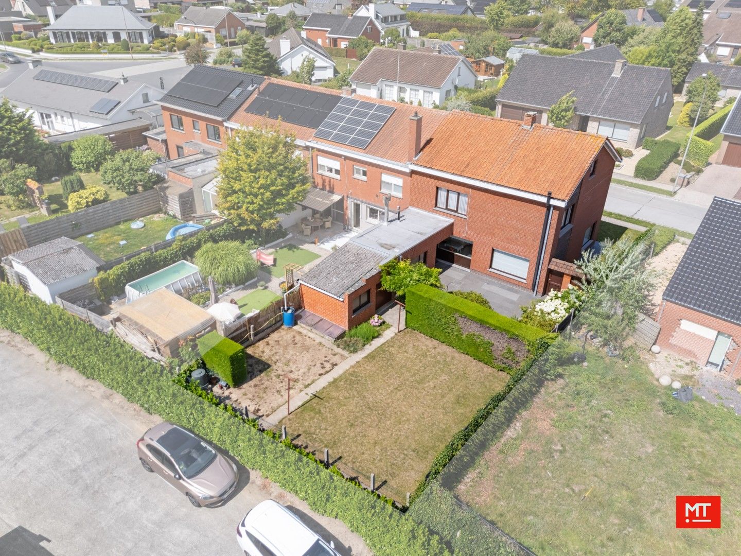 Kloeke, halfopen woning met 3 slaapkamers, tuin en garage in een rustige straat te Geluwe foto 2