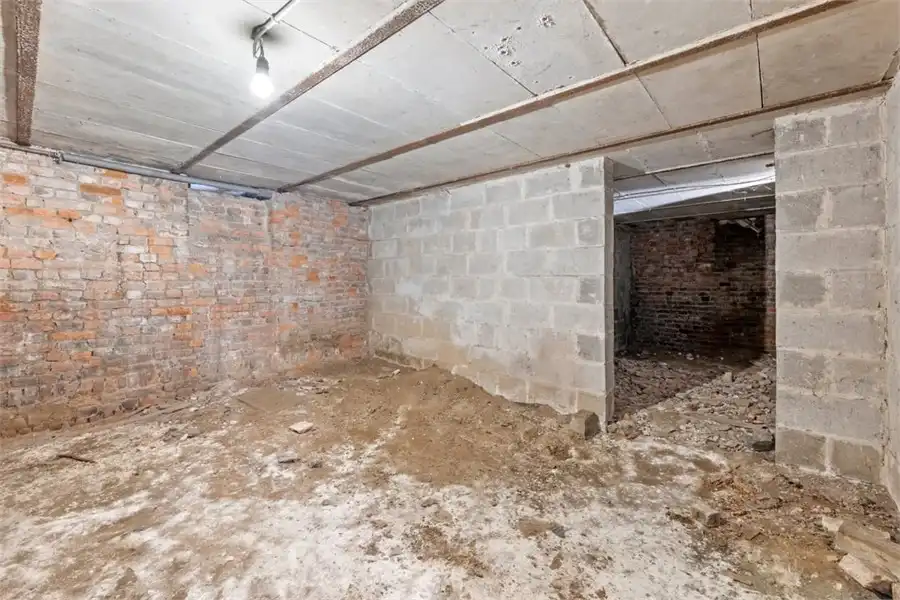 TE RENOVEREN GEZINSWONING MET LOODS IN HET LANDELIJKE GINGELOM foto 19