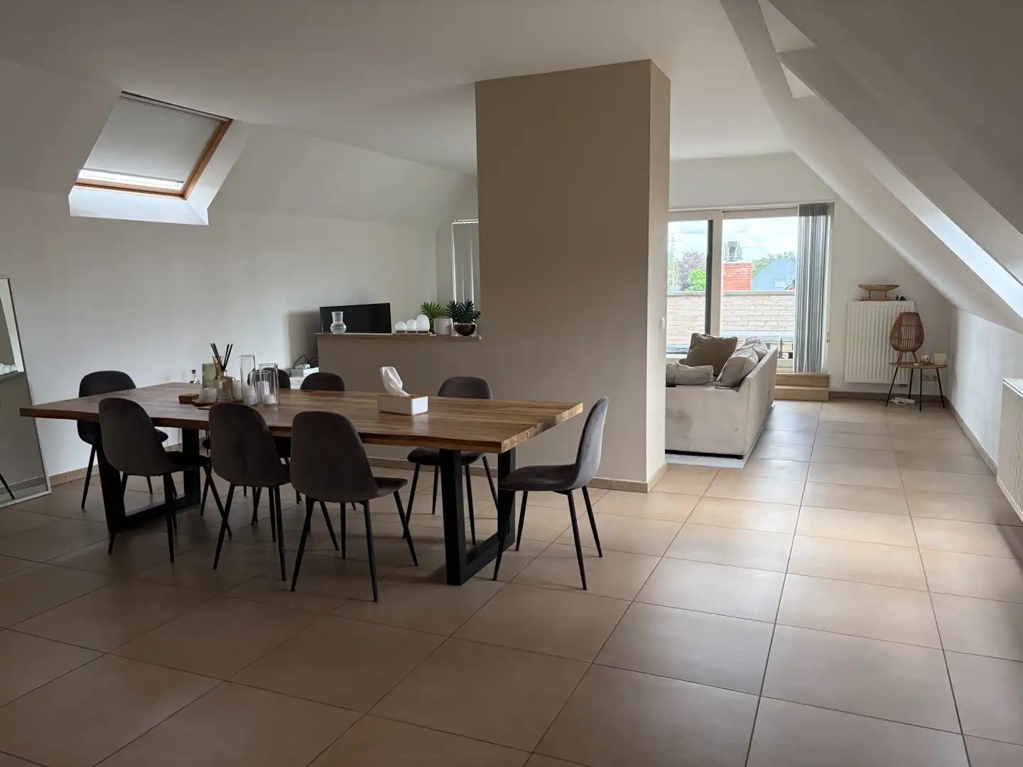 Ruim dakappartement met groot terras en garage. foto 3