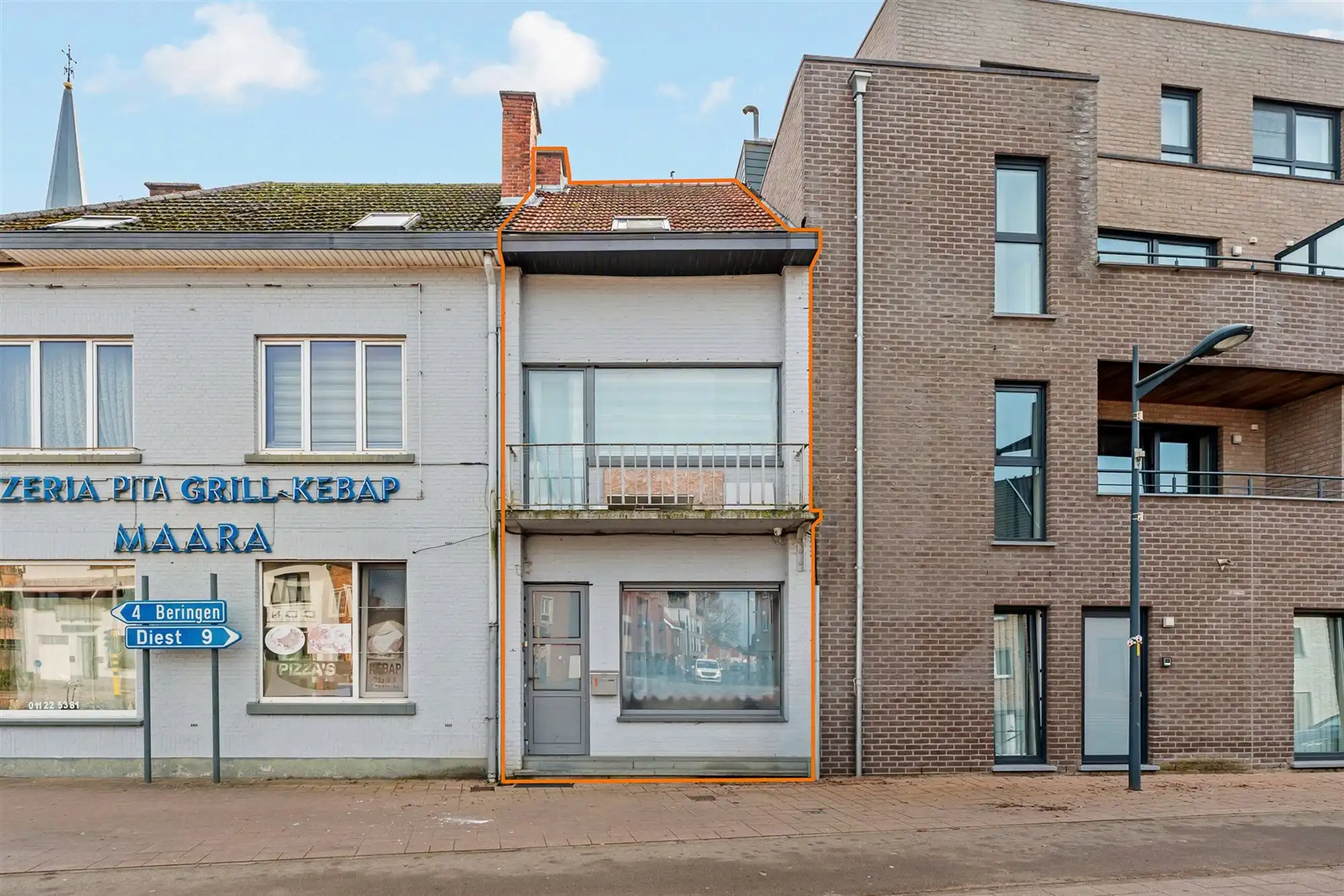 Hoofdfoto van de publicatie: OP TE KNAPPEN WONING MET 3 SLAAPKAMERS PAL IN HET CENTRUM VAN PAAL