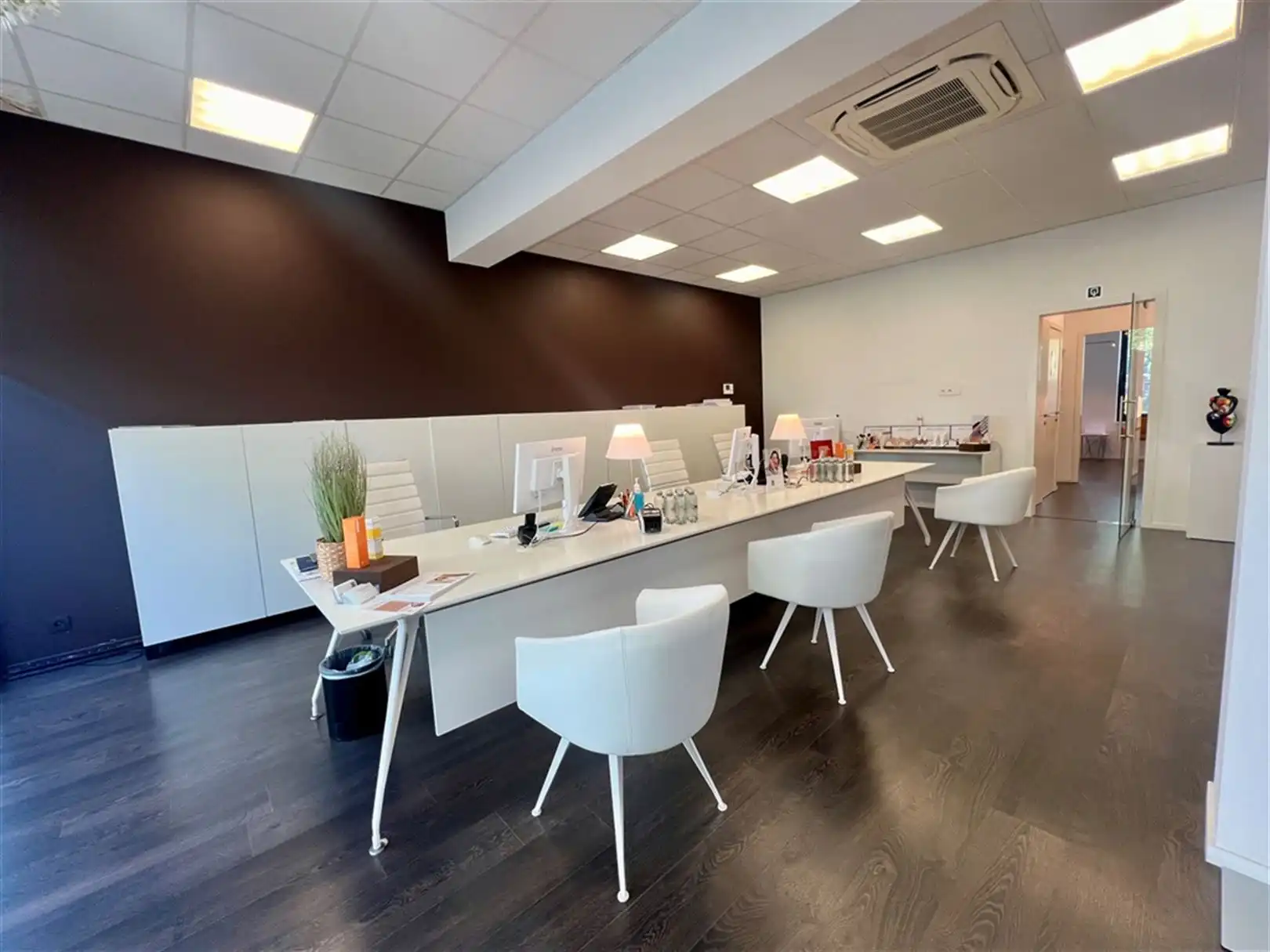 Modern gelijkvloerskantoor-/praktijkruimte te huur langs de Coupure foto 4