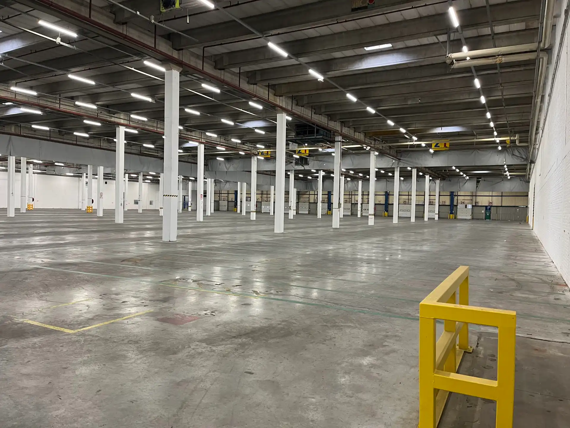 Magazijnen met kantoor en ruime parking te huur foto 7