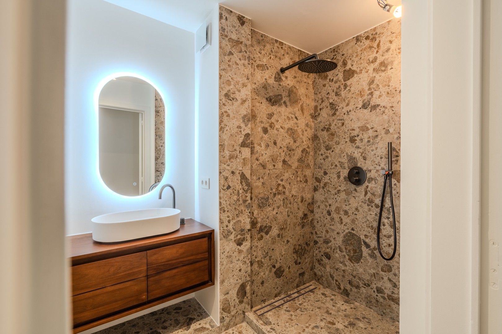 Gerenoveerd appartement op topligging foto 4