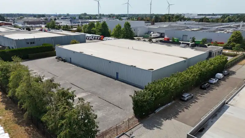 GEEL: Bedrijfsgebouw met kantoren en ruime buitenstockage foto 5