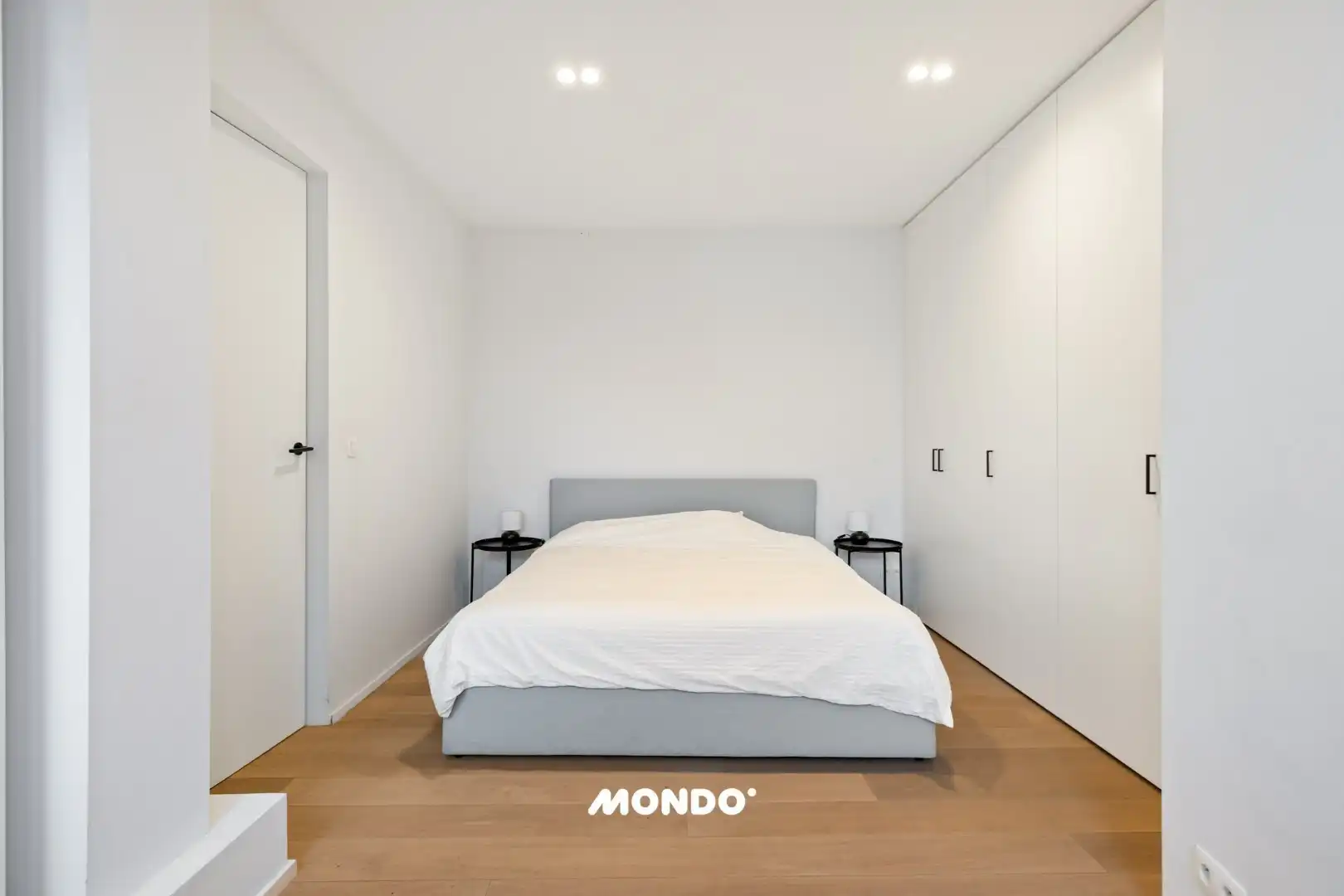 Exclusief  wonen boven de stad: eindeloos panorama en strak design. foto 17