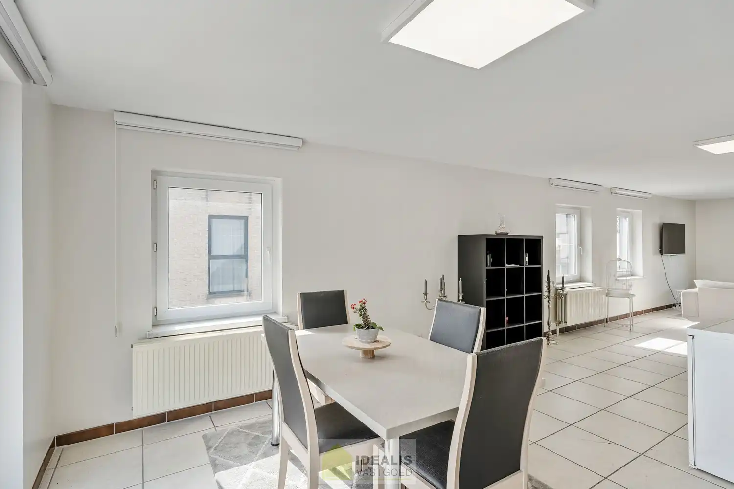 IDEALIS VASTGOED – DUPLEX APPARTEMENT GELEGEN OP UITERST CENTRALE LOCATIE TE HECHTEL-EKSEL. foto 4