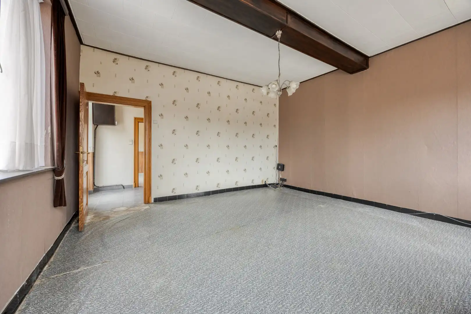 Hoevewoning met binnenkoer, stallingen en grote opslagruimte foto 4