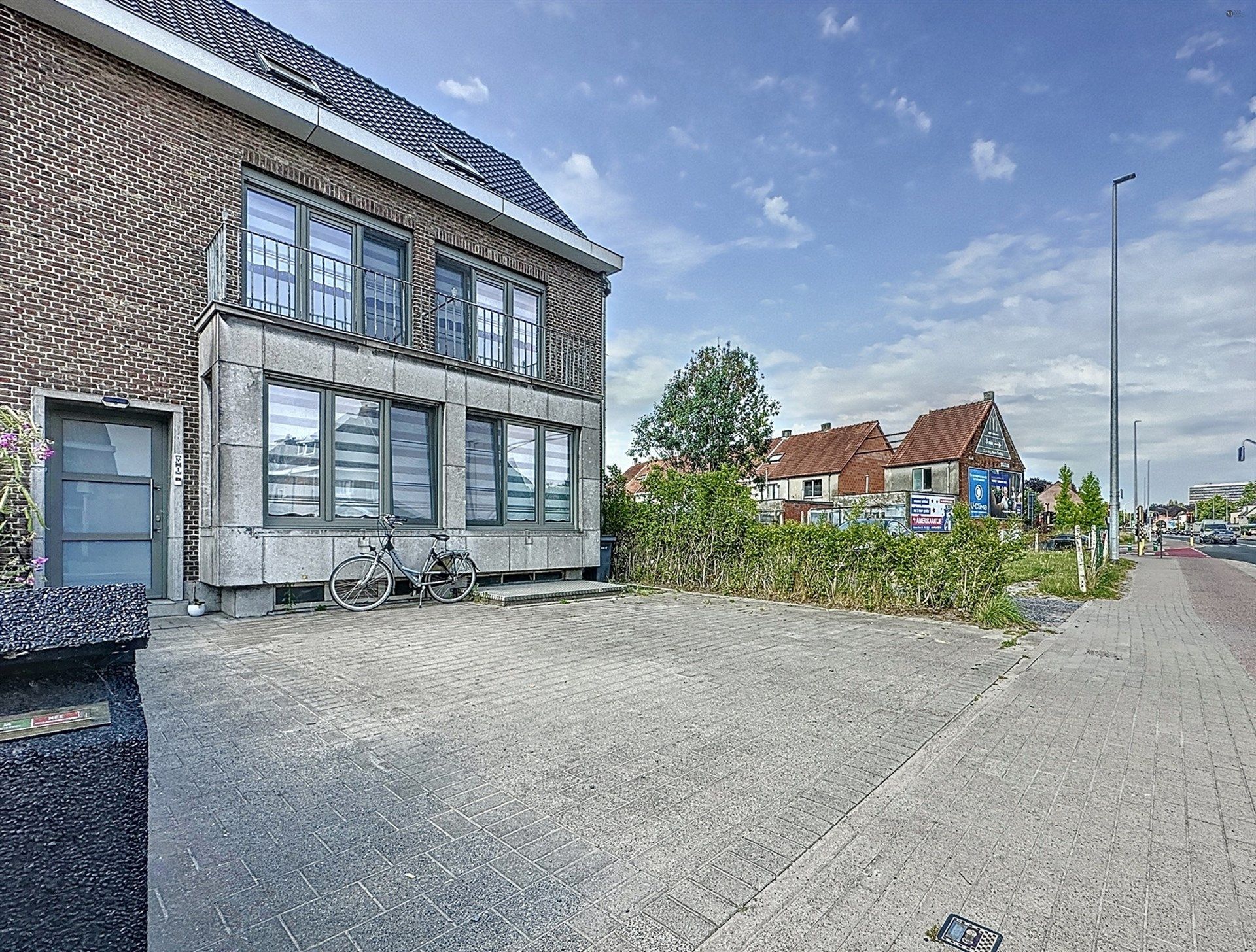 Hoofdfoto van de publicatie: Instapklare halfopen bebouwing met 4 slaapkamers en ruime oprit!