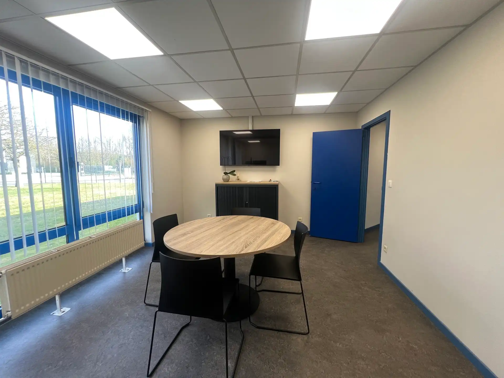 Bedrijfsgebouw met verhard buitenterrein         foto 6