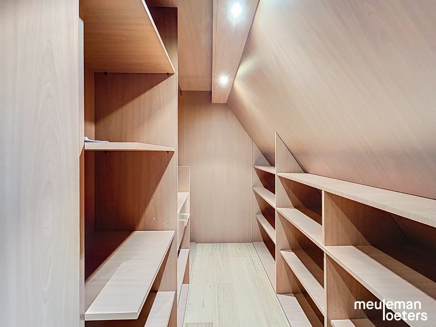 Ruime gezinswoning met garage foto 13